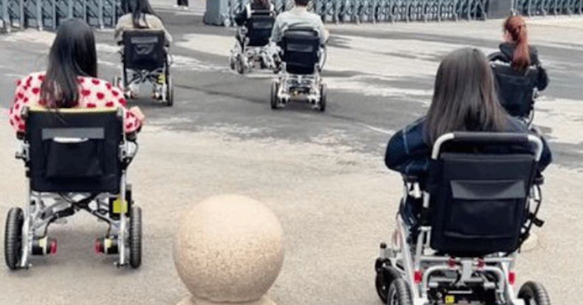 電動車規定多！中國年輕人改坐「電動輪椅」上班　無法可管有隱憂