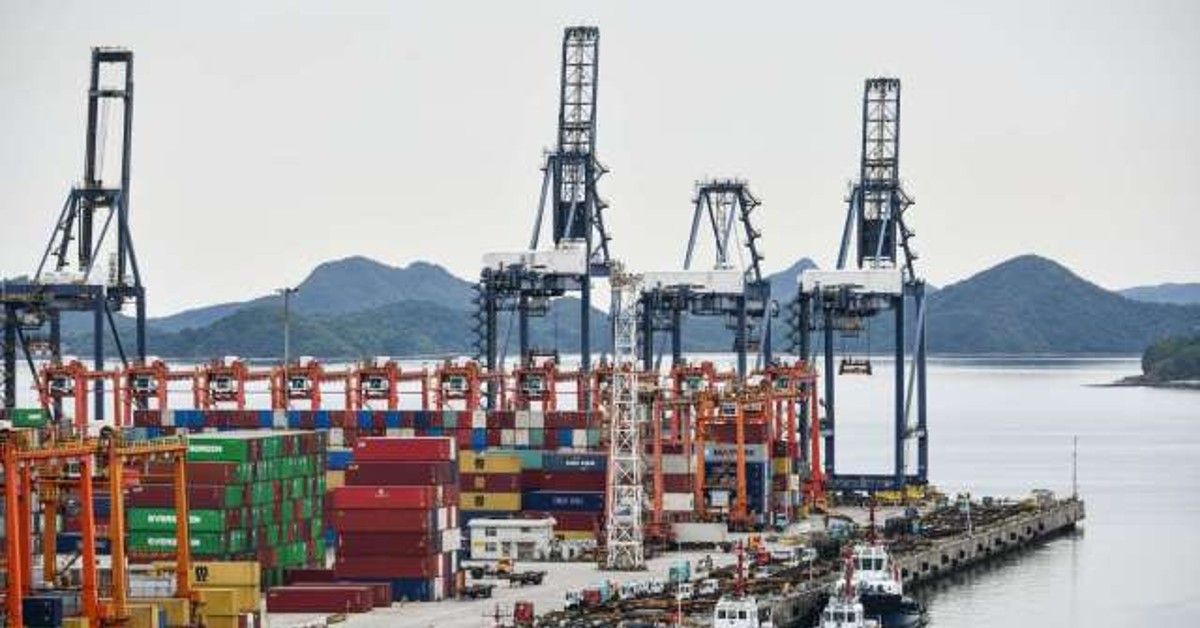 全球貨櫃從「一箱難求」轉為空櫃過剩…貨櫃車閒置  司機：空櫃快堆到門口