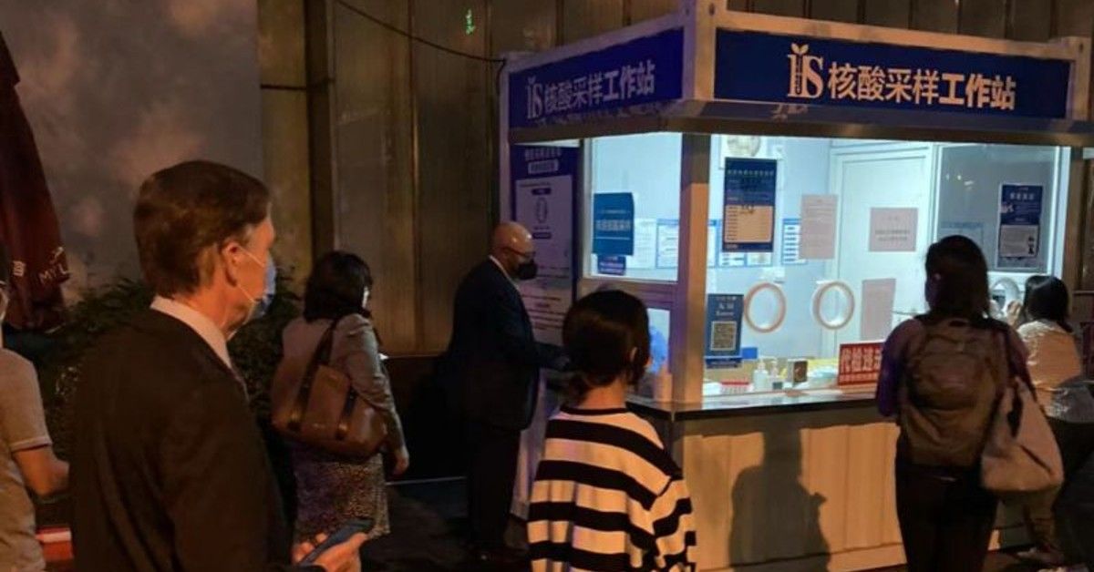 美國大使也得做核酸！上海排隊篩檢還po文　照片瘋傳引議