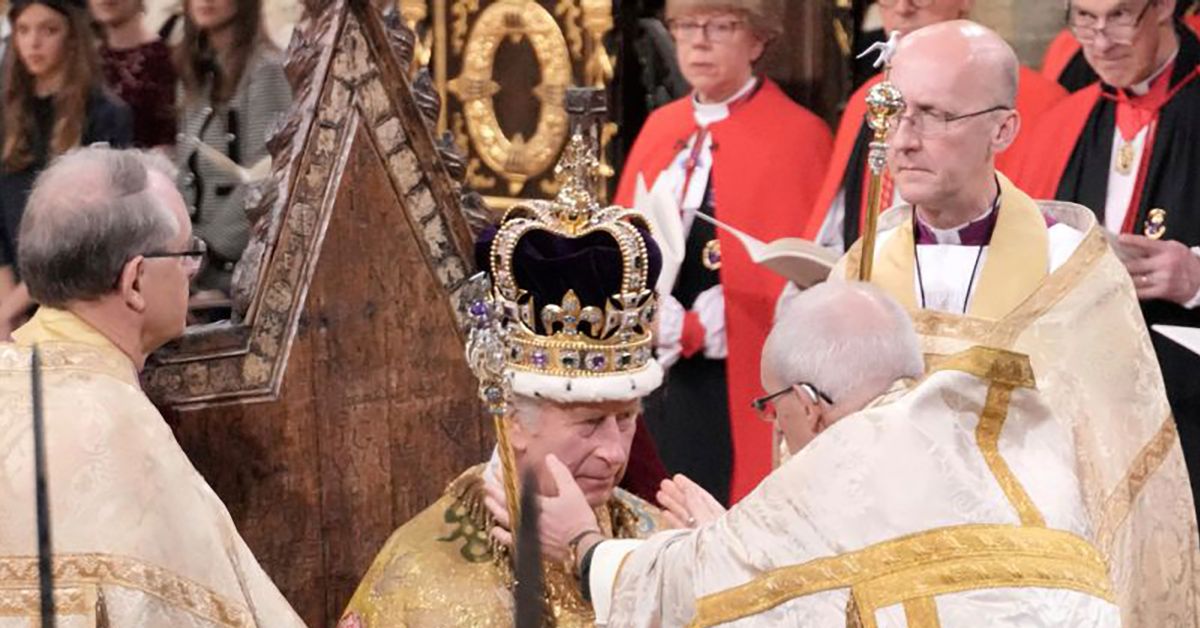 英王查爾斯三世戴上聖愛德華王冠！加冕儀式完成
