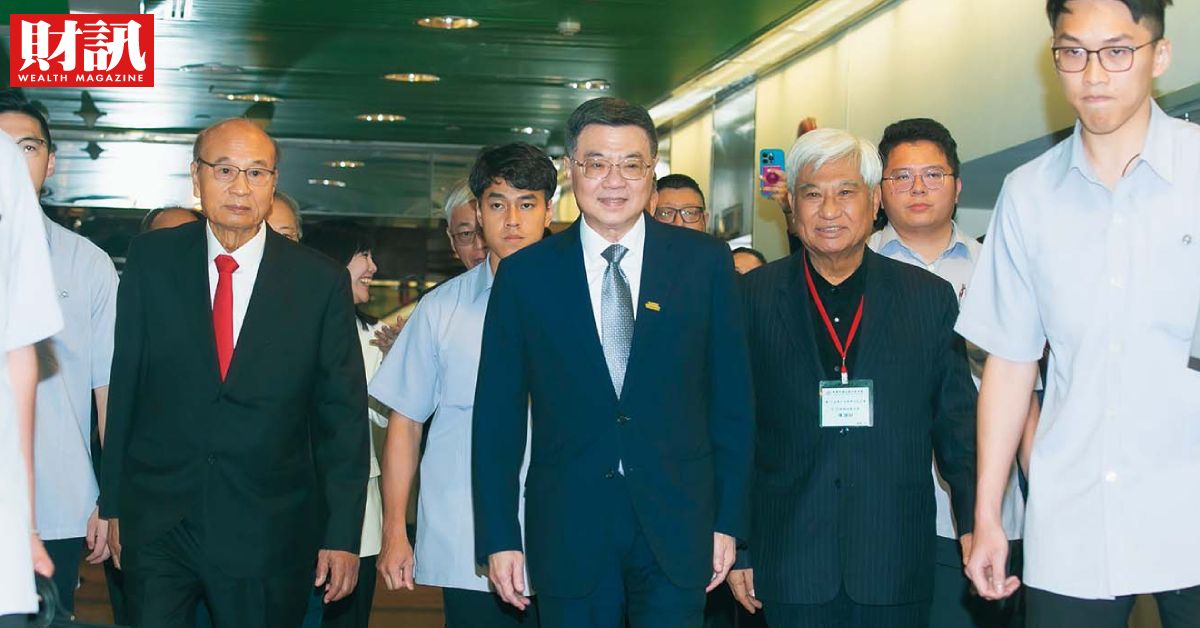 ▲工總理事長潘俊榮（左）日前發布2025年工總白皮書，建議政府可加強推動危老都更，擴大內需。（圖／潘重安攝）