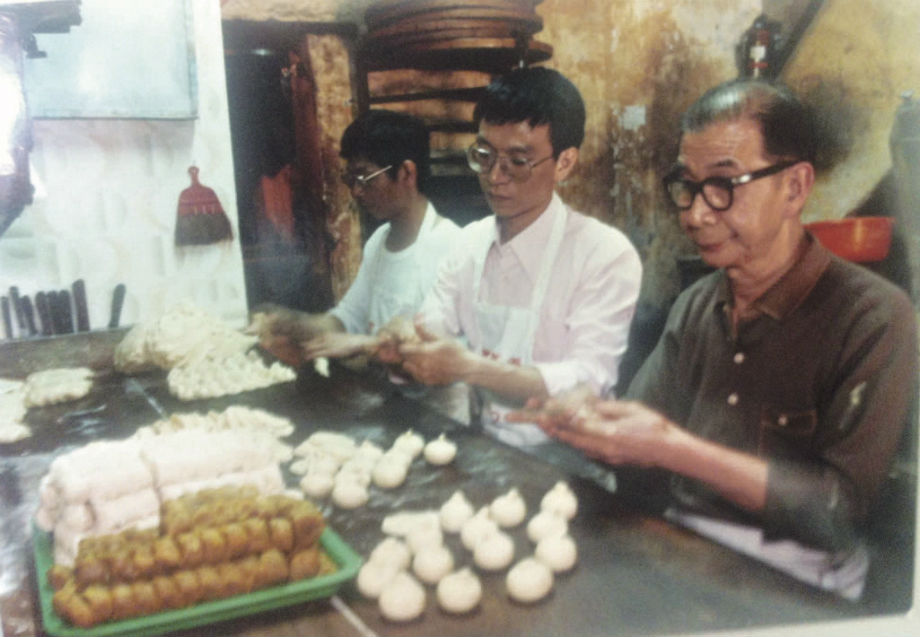 ▲第三代李石定（右1） 帶著兒子們製作糕餅， 讓技藝持續傳承。（圖／李亭香提供）
